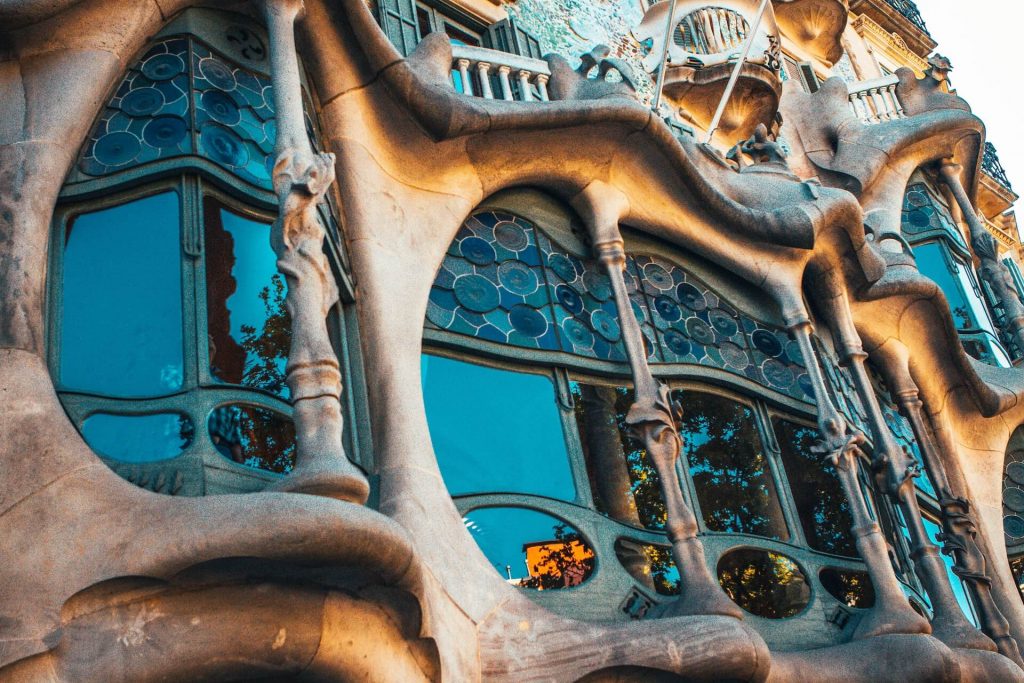Casa Batlló, un impresionante edificio modernista diseñado por Antoni Gaudí en Barcelona, España, conocido por sus vibrantes colores y su diseño único.