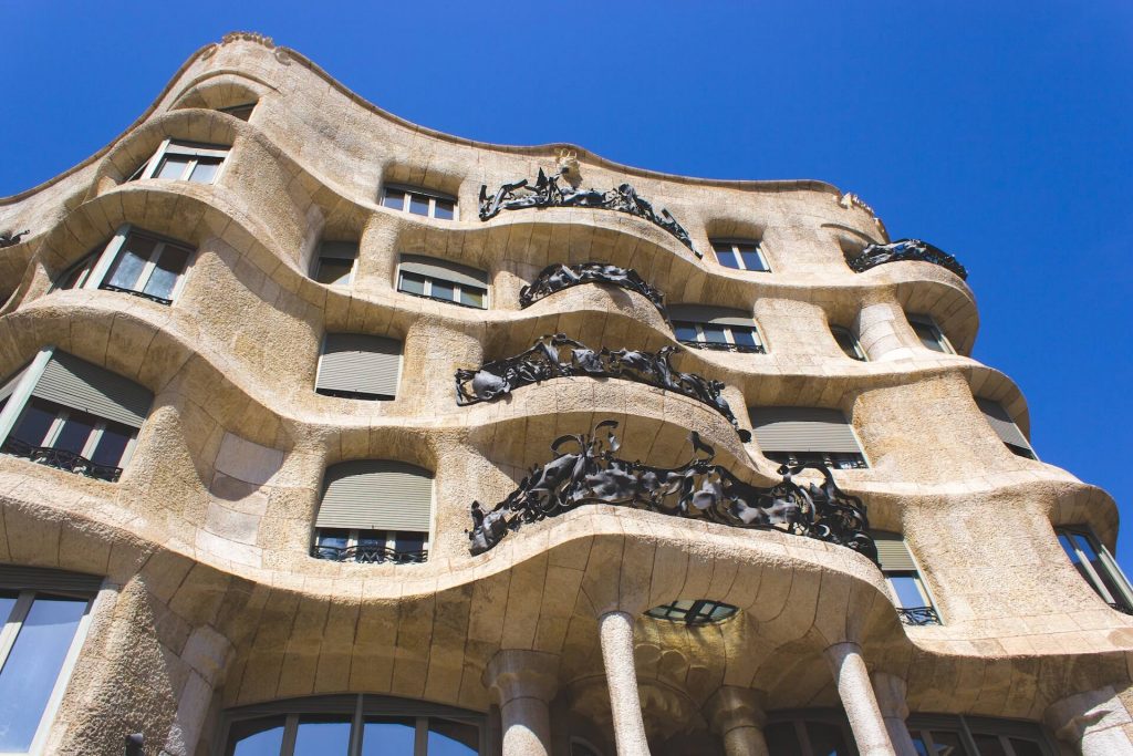 La Pedrera, también conocida como Casa Milà, famoso edificio modernista diseñado por Antoni Gaudí en Barcelona, España.