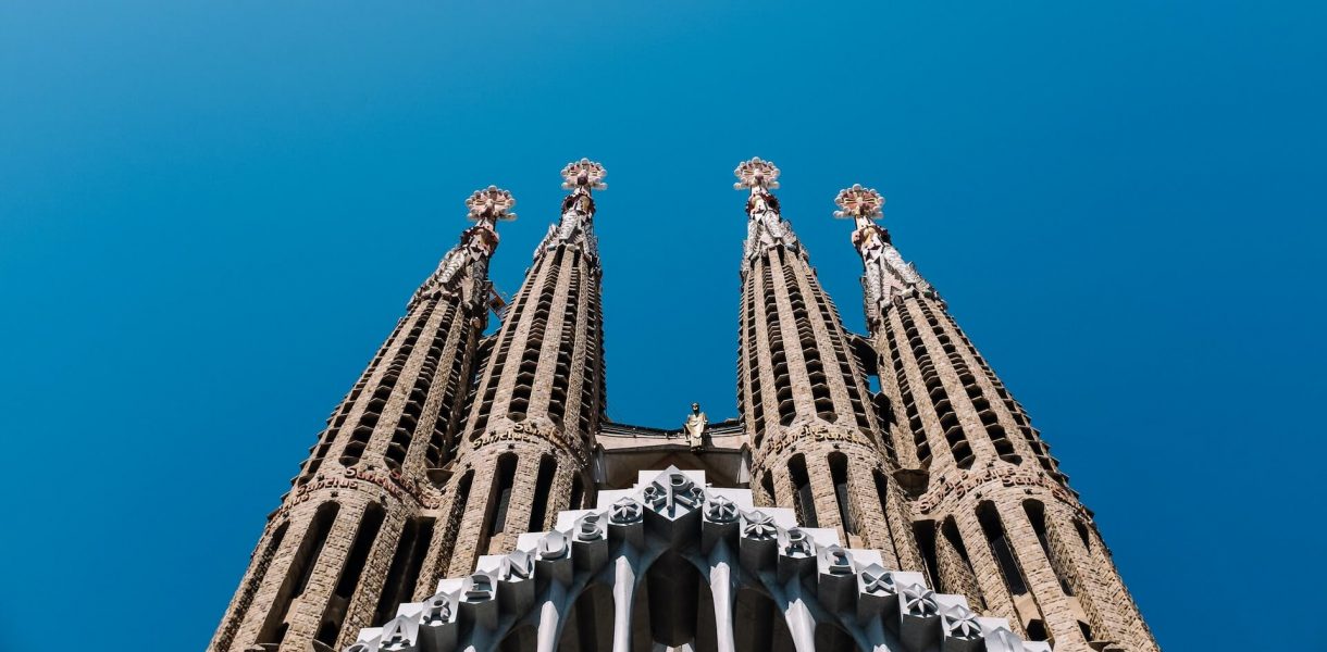 La Sagrada Familia, una magnífica basílica diseñada por Antoni Gaudí en Barcelona, España, conocida por su intrincada arquitectura y sus impresionantes fachadas.