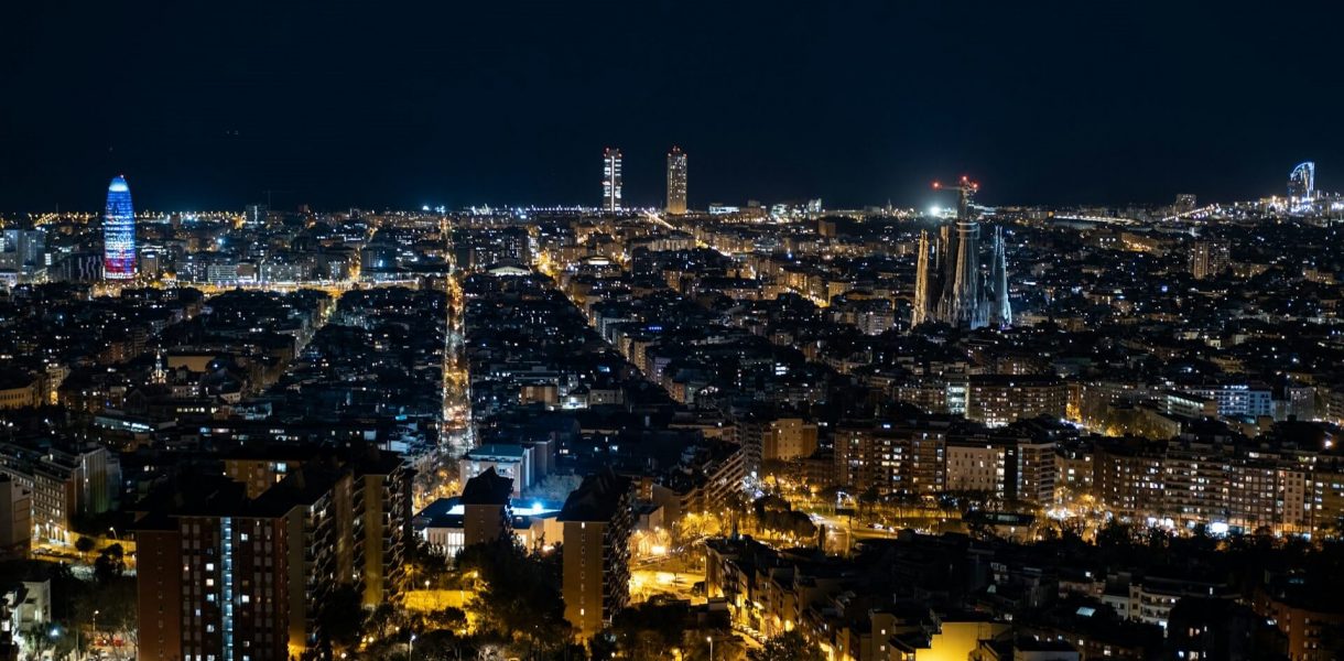 Una vista nocturna de la bella ciudad de Cataluña