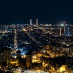 Una vista nocturna de la bella ciudad de Cataluña